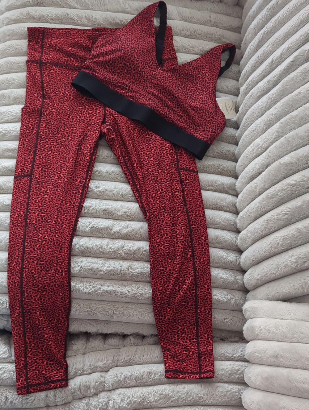 Fabletics Electric Cherry mini leopard Leggings And Bra XL